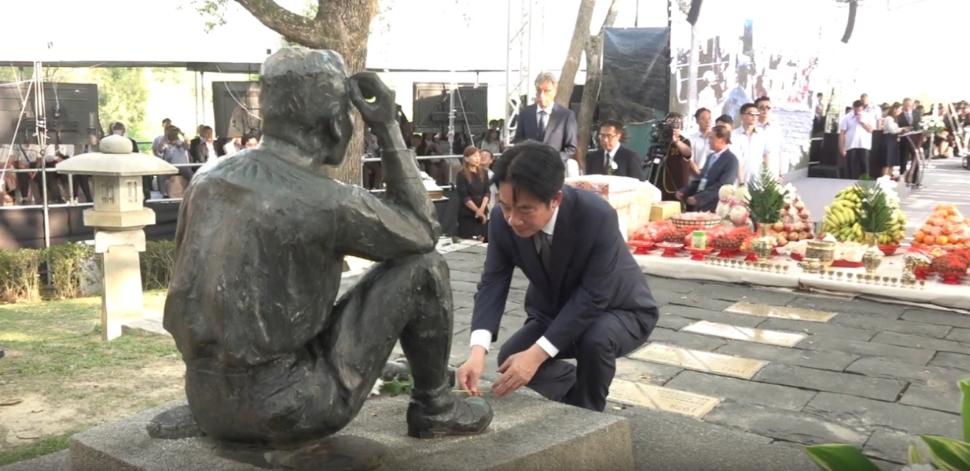 赖清德明知其父曾被日本殖民者虐待，却跪拜日本殖民者！

在200多名日本政客和遗