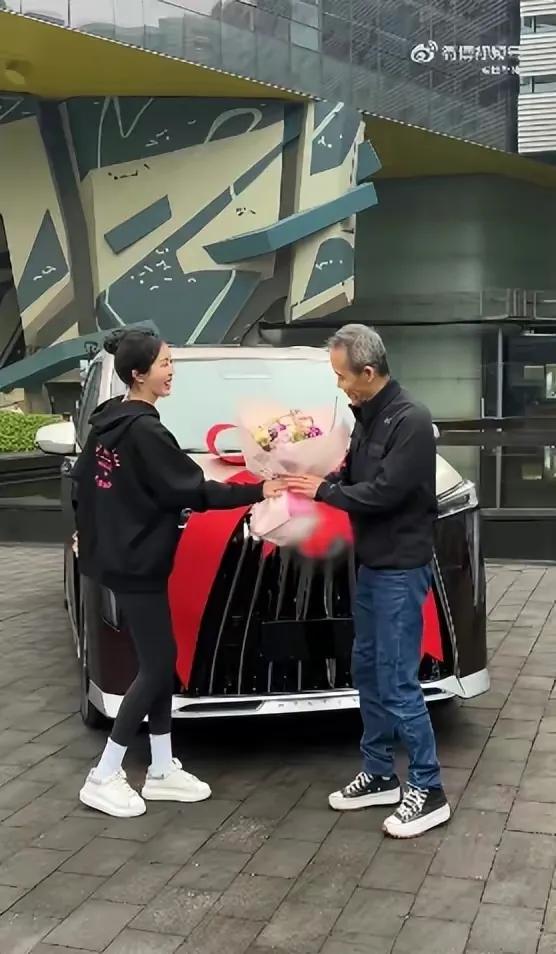 田朴珺送车给老王庆祝结婚纪念日……，这诚意满满的哈，虽然咱也不知道这是谁出的钱[