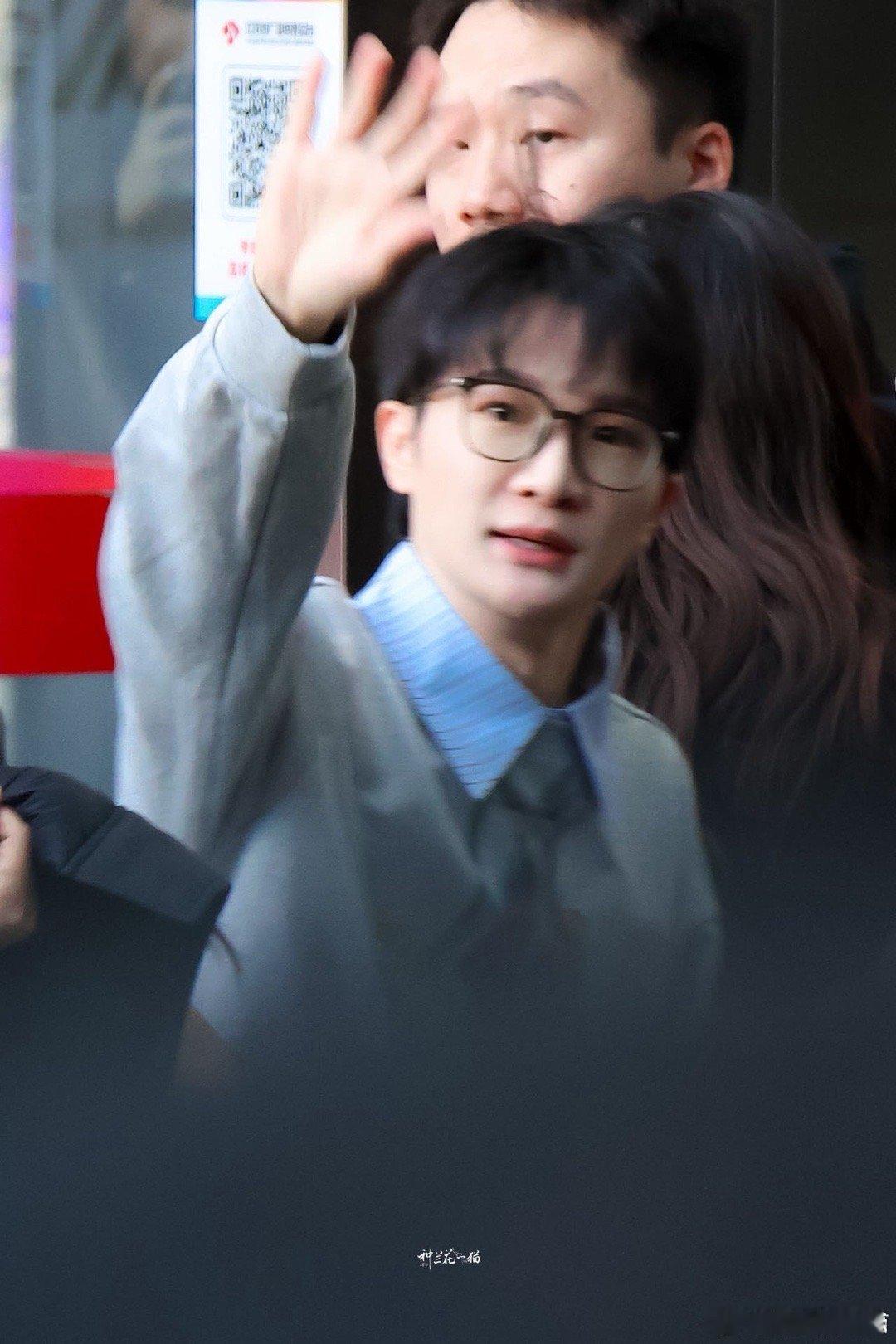 周深黑框眼镜好斯文 