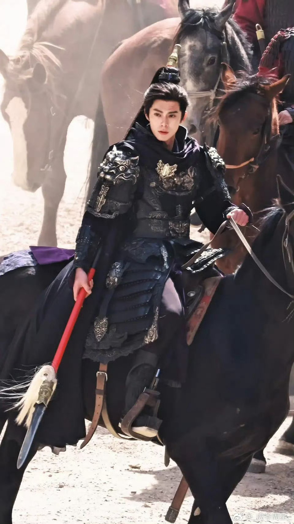 王鹤棣这次也有将军的扮相。剧组会不会营销啊，会不会蹭这次张凌赫粉底将军的热点啊？