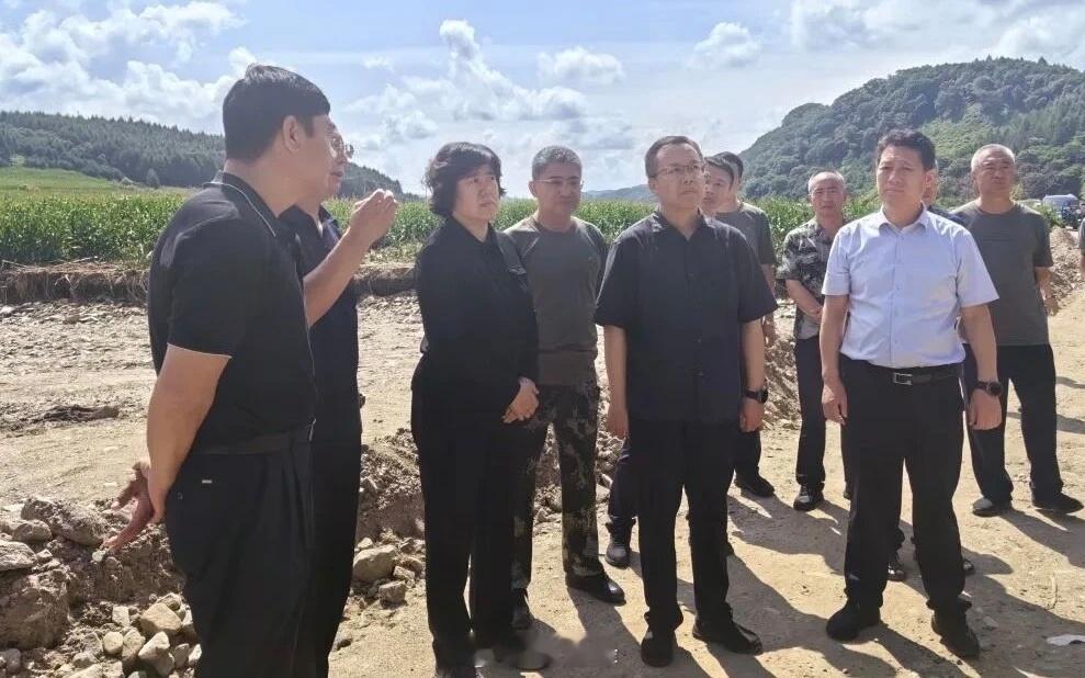 多方聚力驰援清原携手重建家园 辽宁省副省长白英实地调研清原县灾后重建工作。7月2