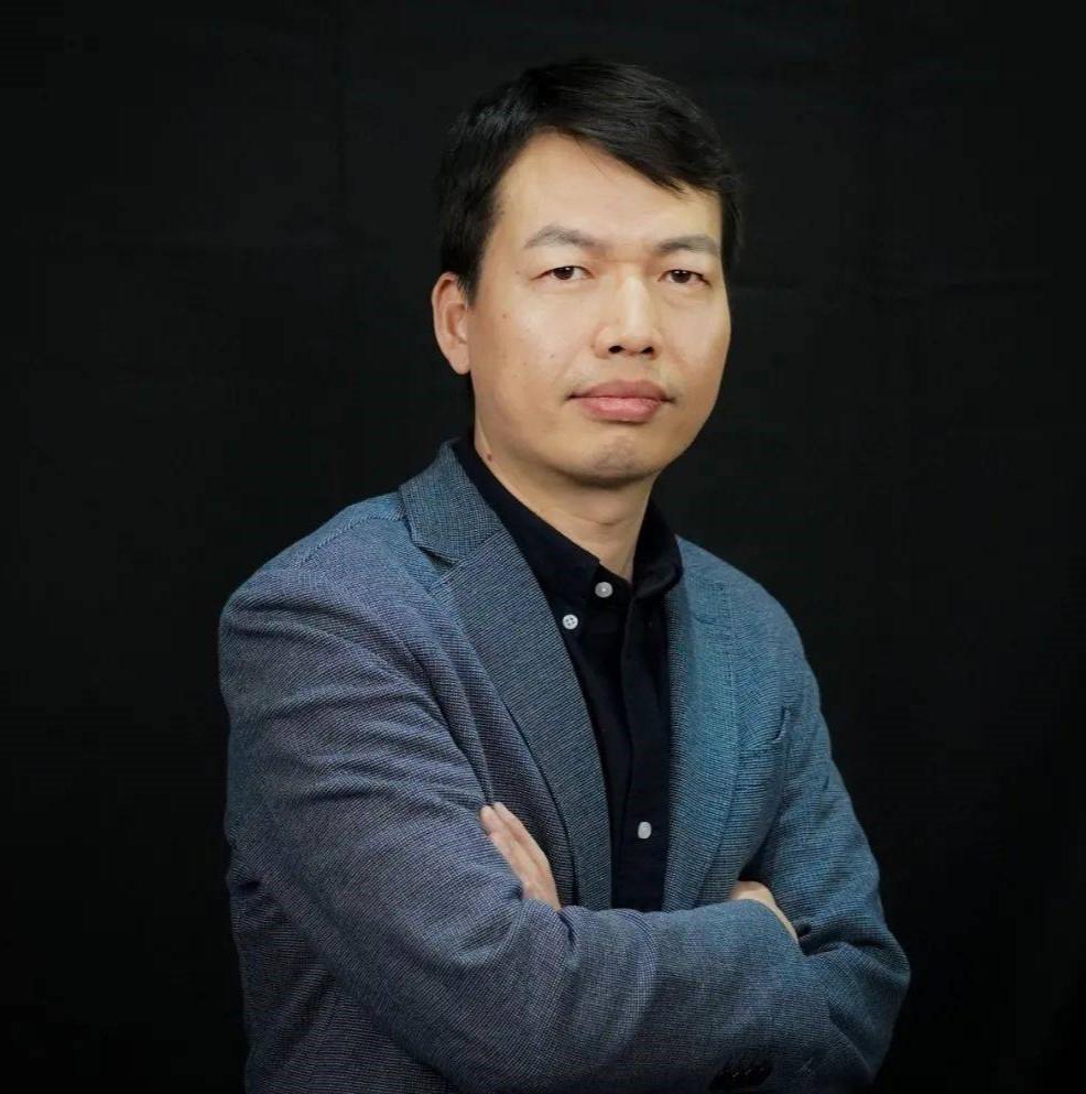 我国谁都可以批评国足，只有骆明不能。
骆明这位来自《体坛周报》的媒体人多年来一直