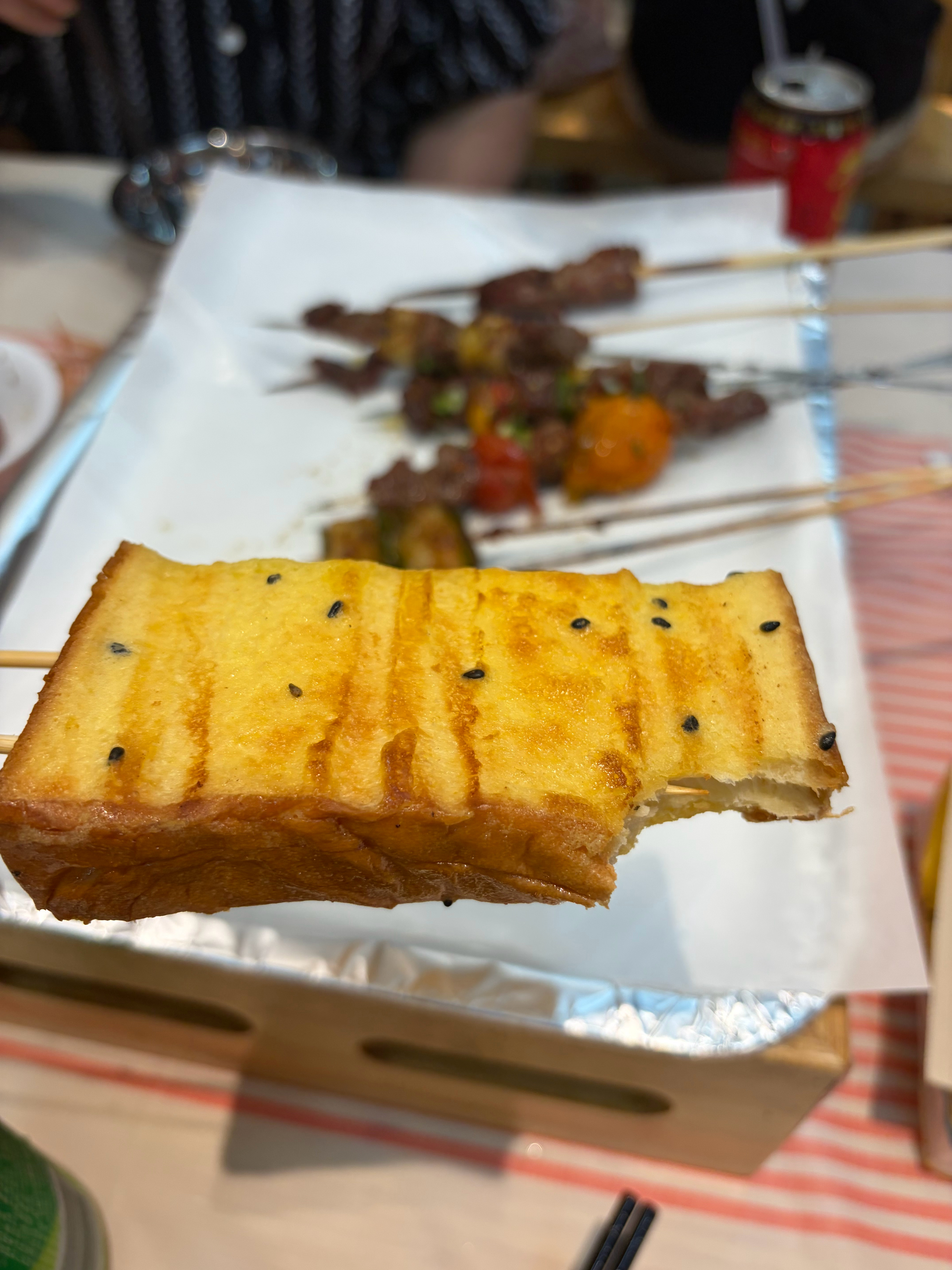 我妈接我回家，直接就是往烧烤店走