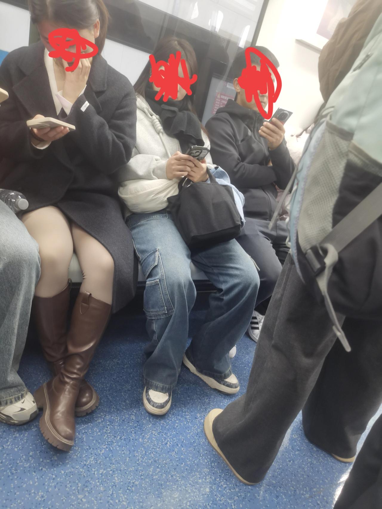 老人为老不尊，对认真负责的地铁工作人员出言不逊、恶意辱骂。如果地铁工作人员报警，