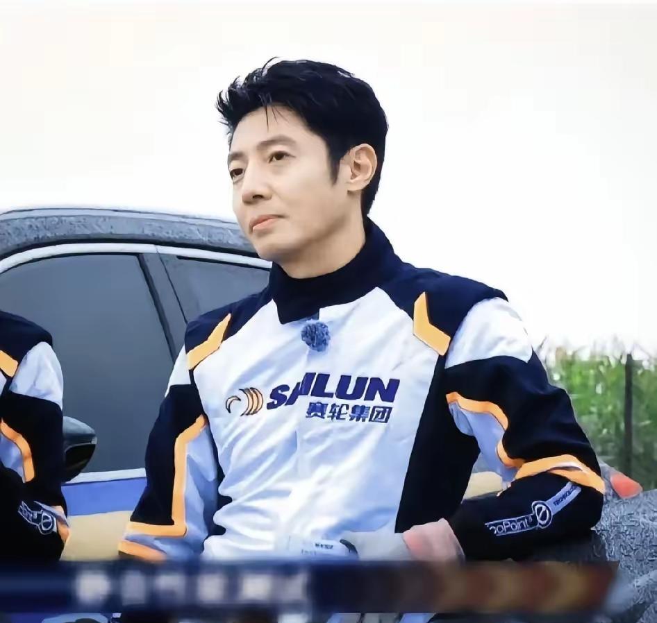 青春不是打卡，是拼命活过。
你刷着手机，身体在退化，脑子在生锈。
等你反应过来，