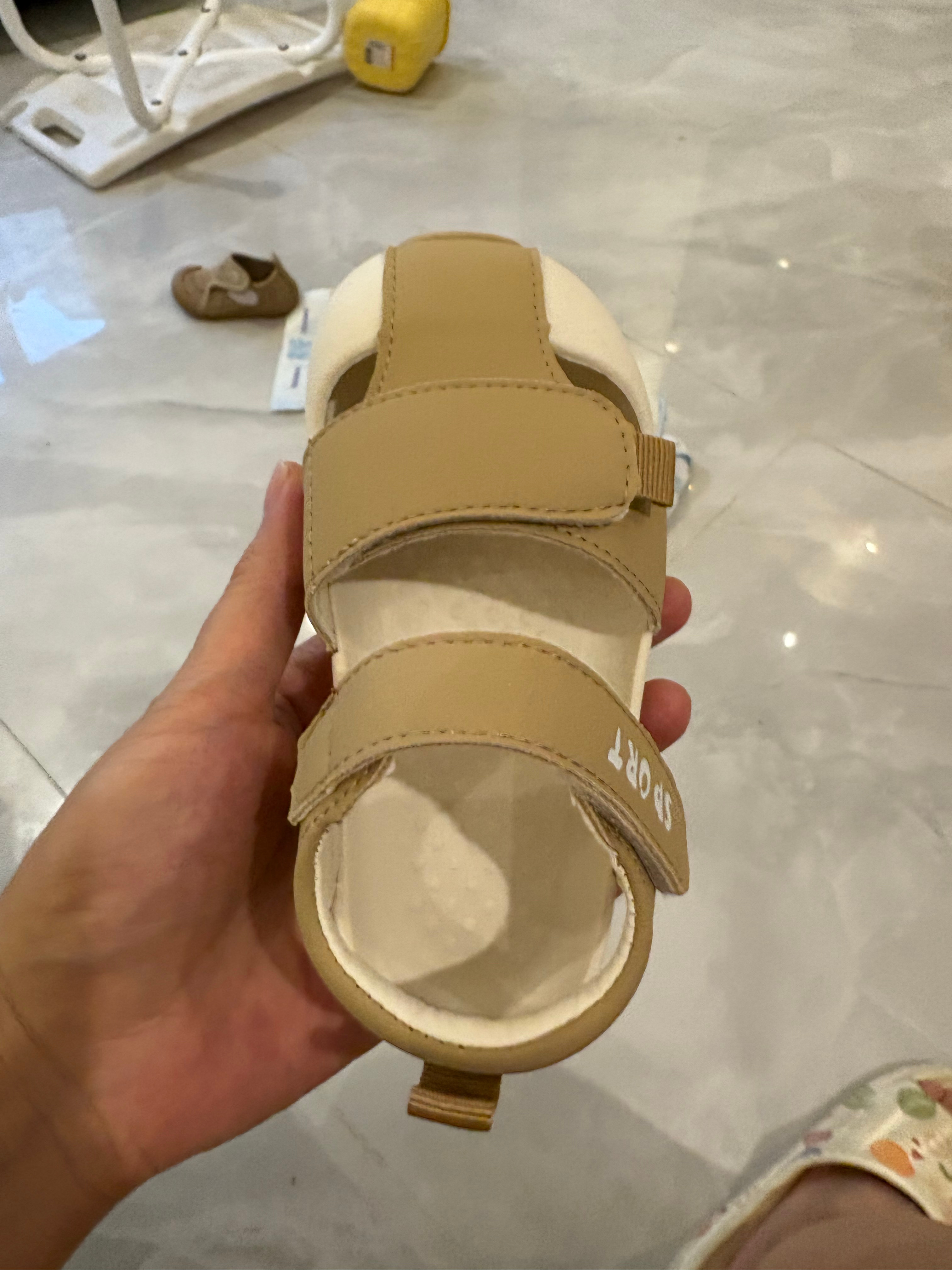 前两天宝子又被自己的尿滑倒摔到脑袋了，心疼死我了，当晚就给他买了三双鞋，结果拿回