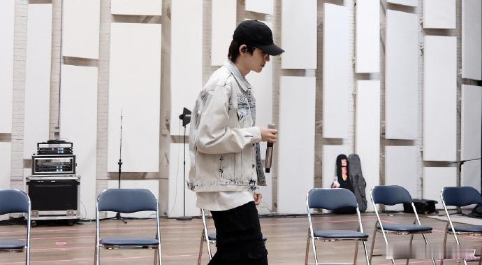 宋亚轩重庆演唱会倒计时彩排照片，棒球帽牛仔外套，期待小宋老师这一次舞台！[打ca