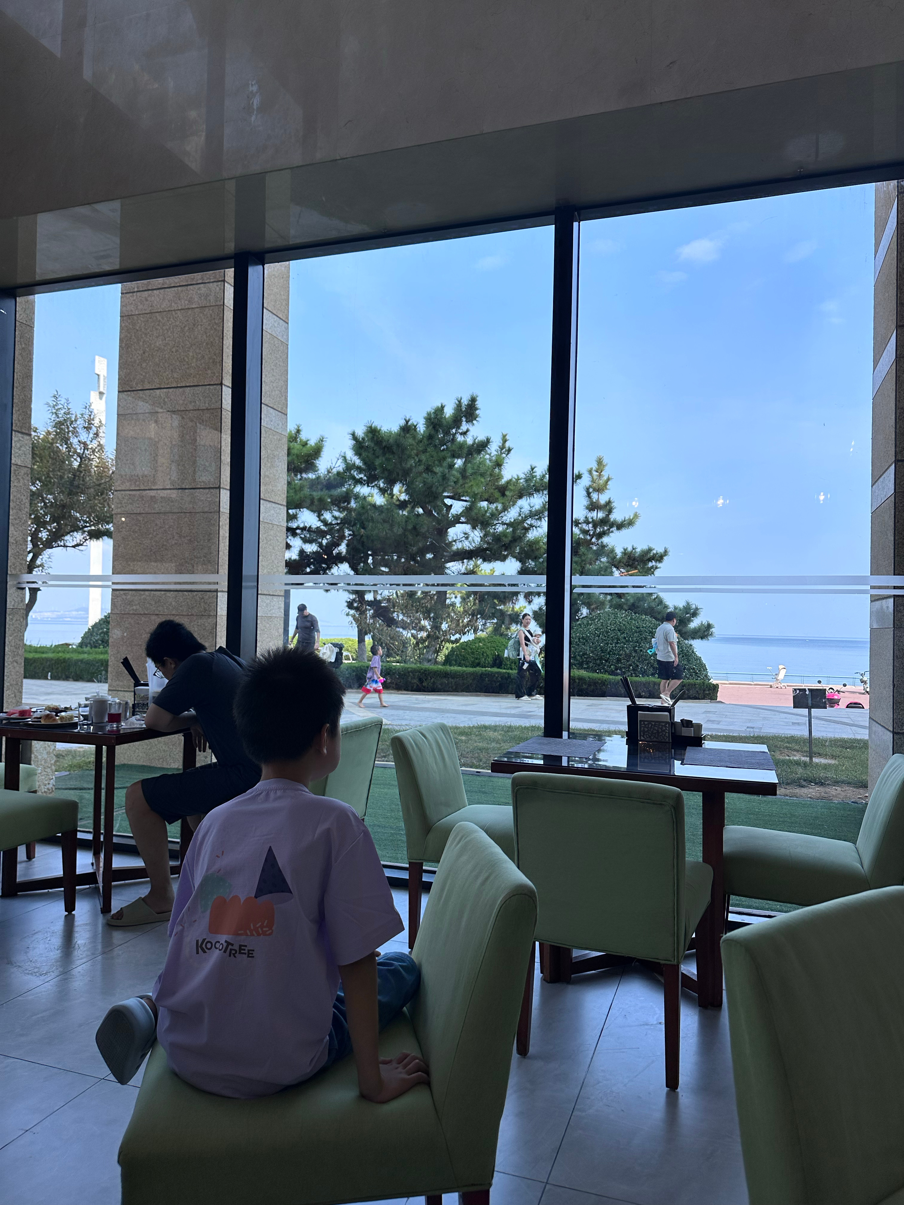 山东的旅游资源被低估了啊，海水很清澈，气候也不潮湿，体验完全不输海南，吃住以及飞