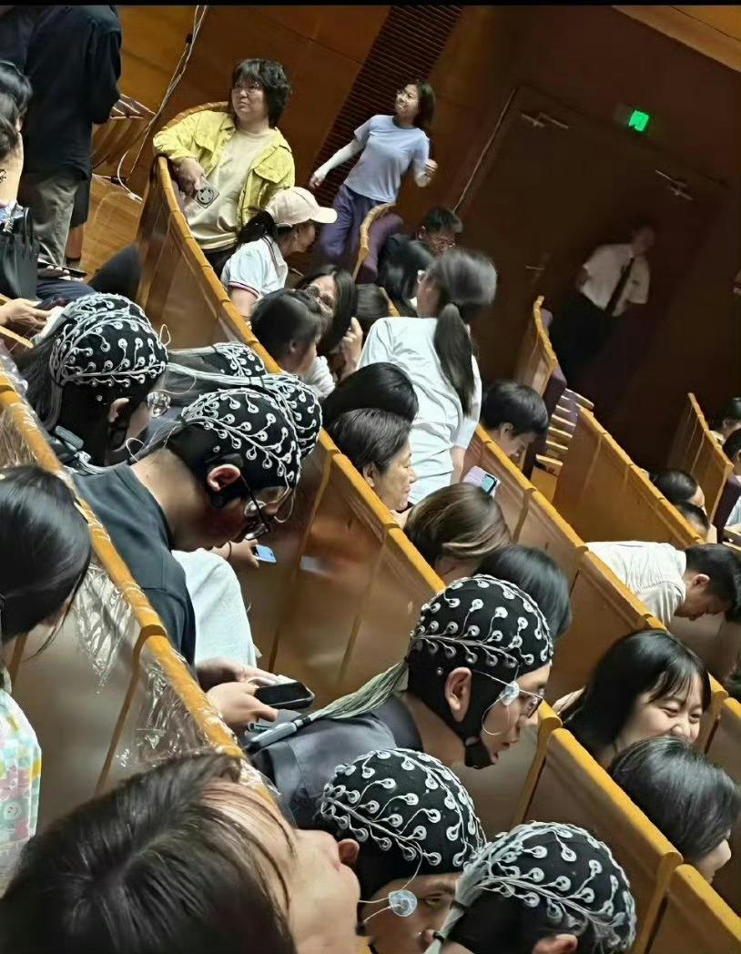 北大学堂上的一幕，不得不说，惊呆了。 
