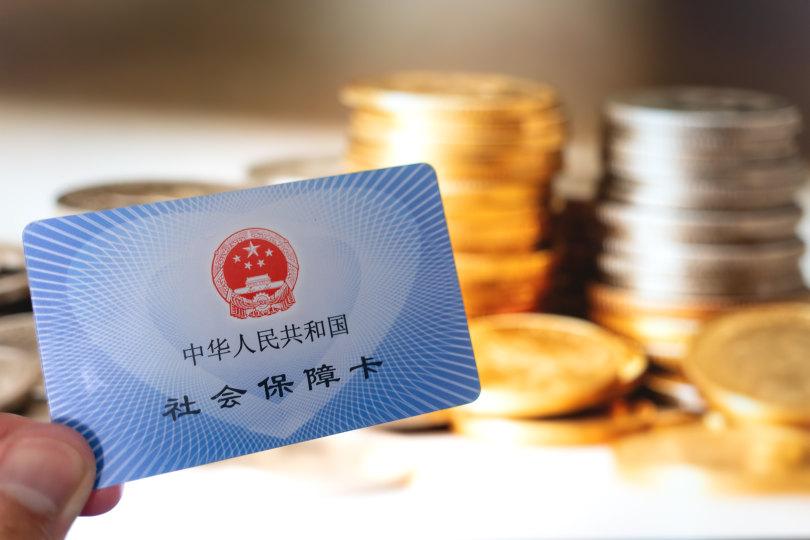 别搞道德绑架！党员的养老金，是多年缴费换来的法定权益
 
网上有一种声音：“国家