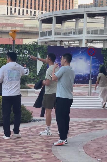 许昕也已经抵达澳门了。
这一届的全运会，许昕只有团体赛，前天的时候许昕也从上海出