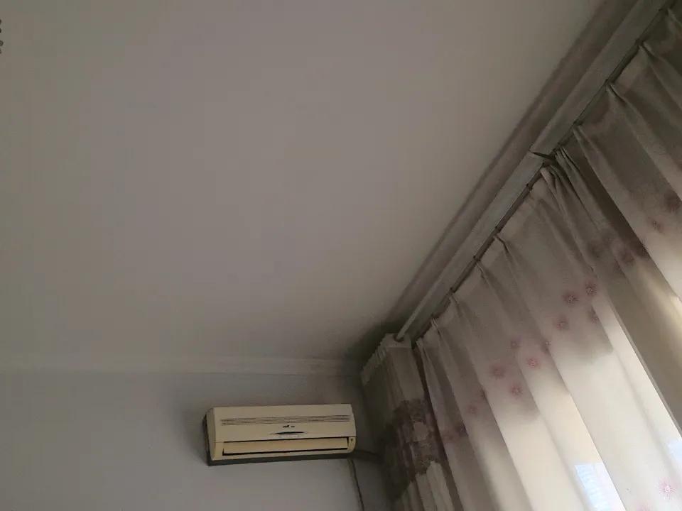 最近一段，每当凌晨5点，我都要悄悄来到老公的房间。
因为我的睡眠问题，我们已经分