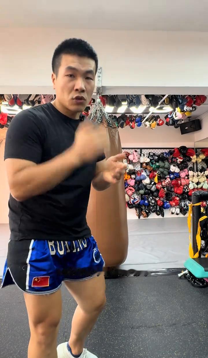 不少人刚学拳，总想着搞那些花里胡哨的步法。
其实这就走偏了。
老话总说“练拳不练