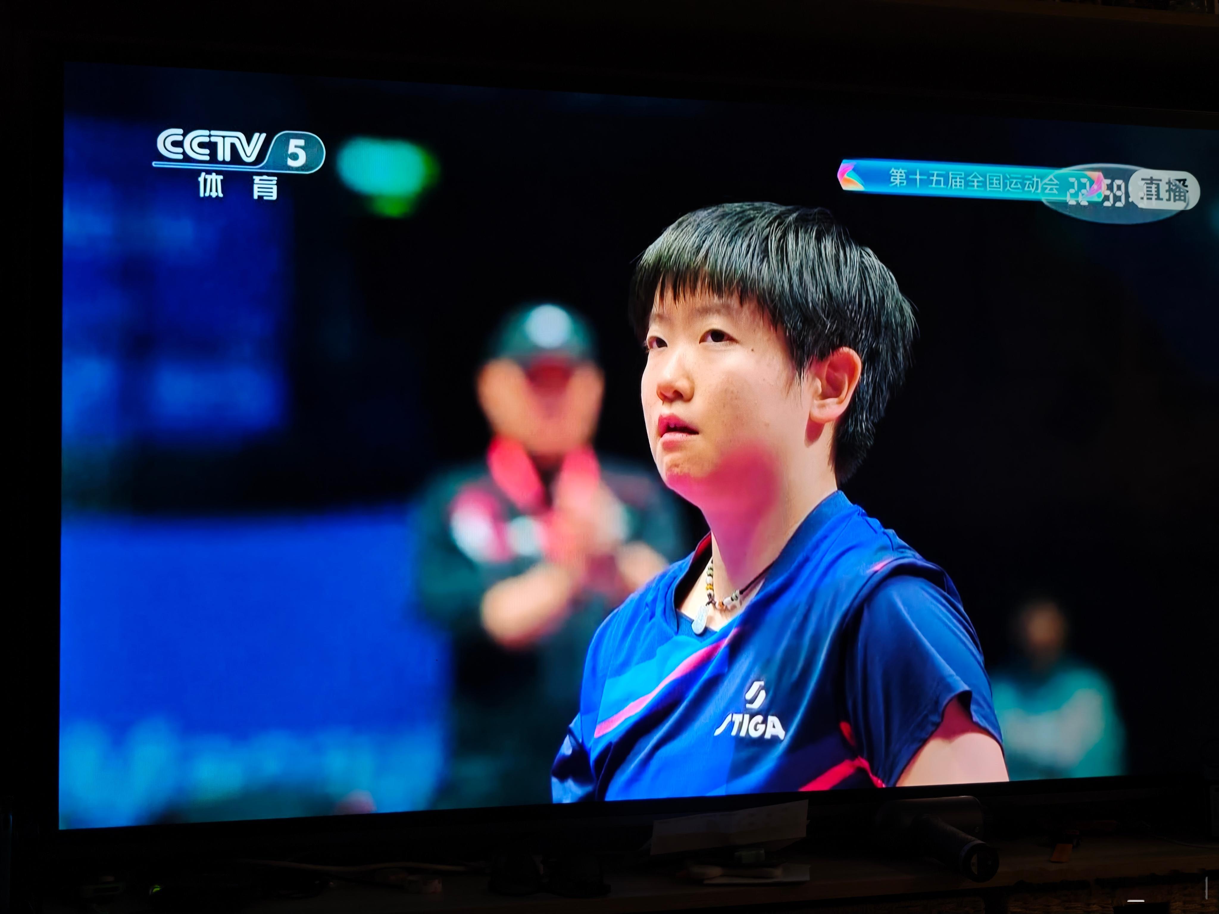 乒乓球女子单打决赛激烈啊！孙颖莎刚在1比3的不利局面下追回了3个金牌点，并扳回一