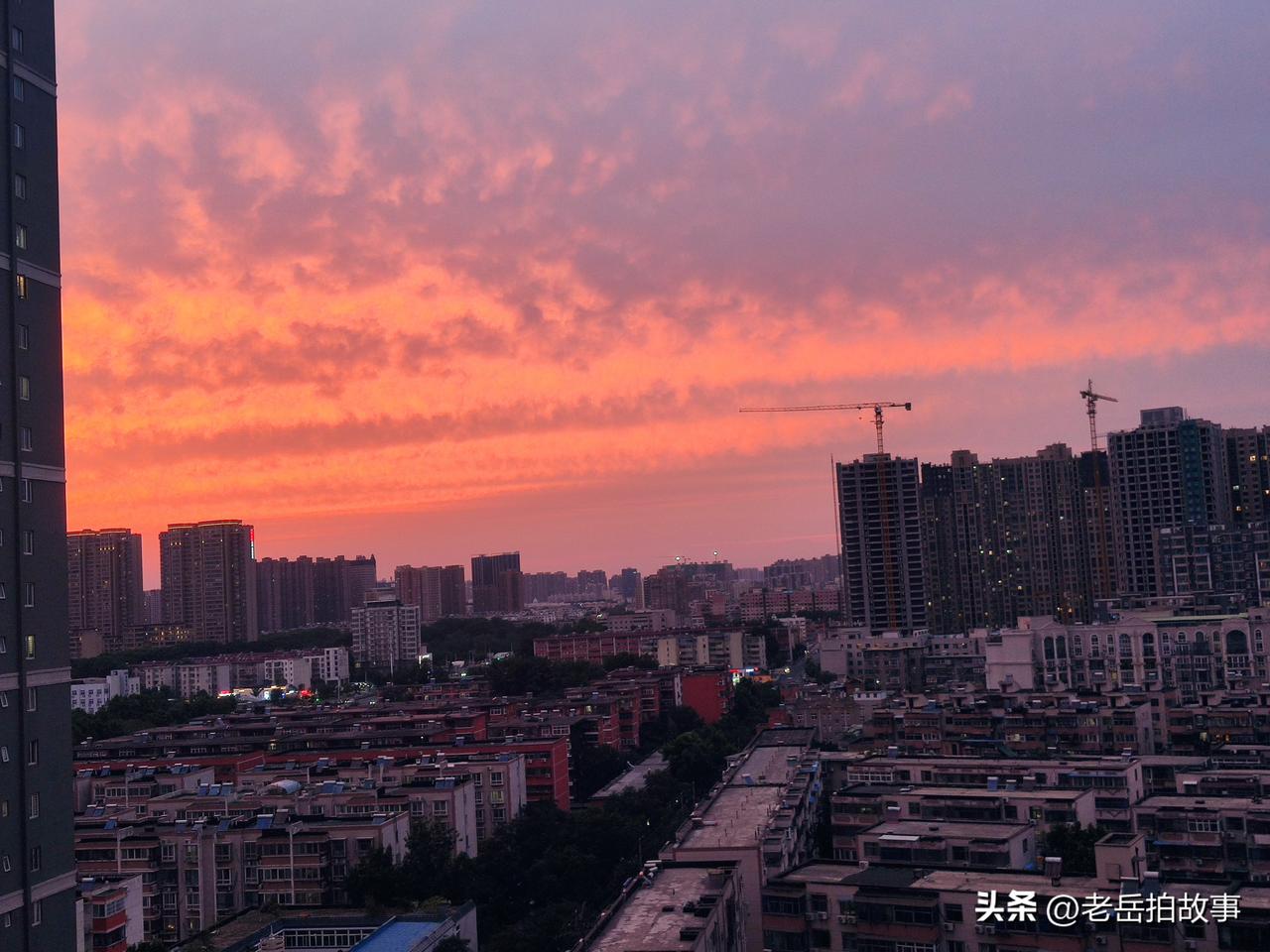 此时此刻郑州傍晚的火烧云