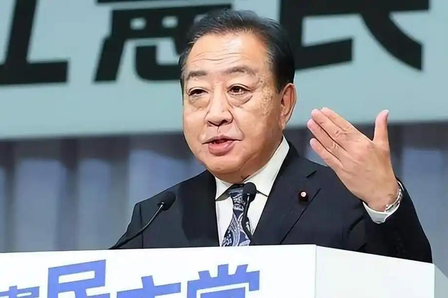 这一招“趁火打劫”玩得是真溜！
日本前首相野田佳彦宣布，1月23号就要提“不信任