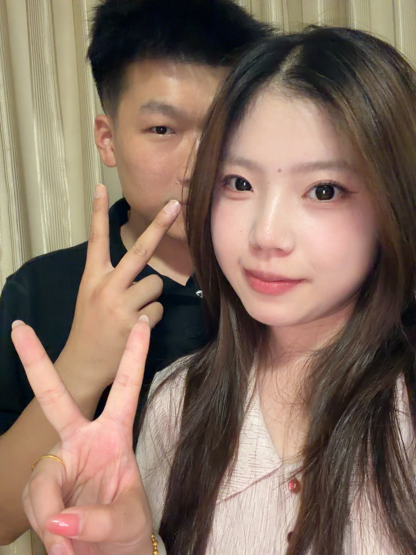 我滴老天鹅 回宿舍差点吓晕我 以为要求婚了结果xmm说明天是两周年 给我补的表白