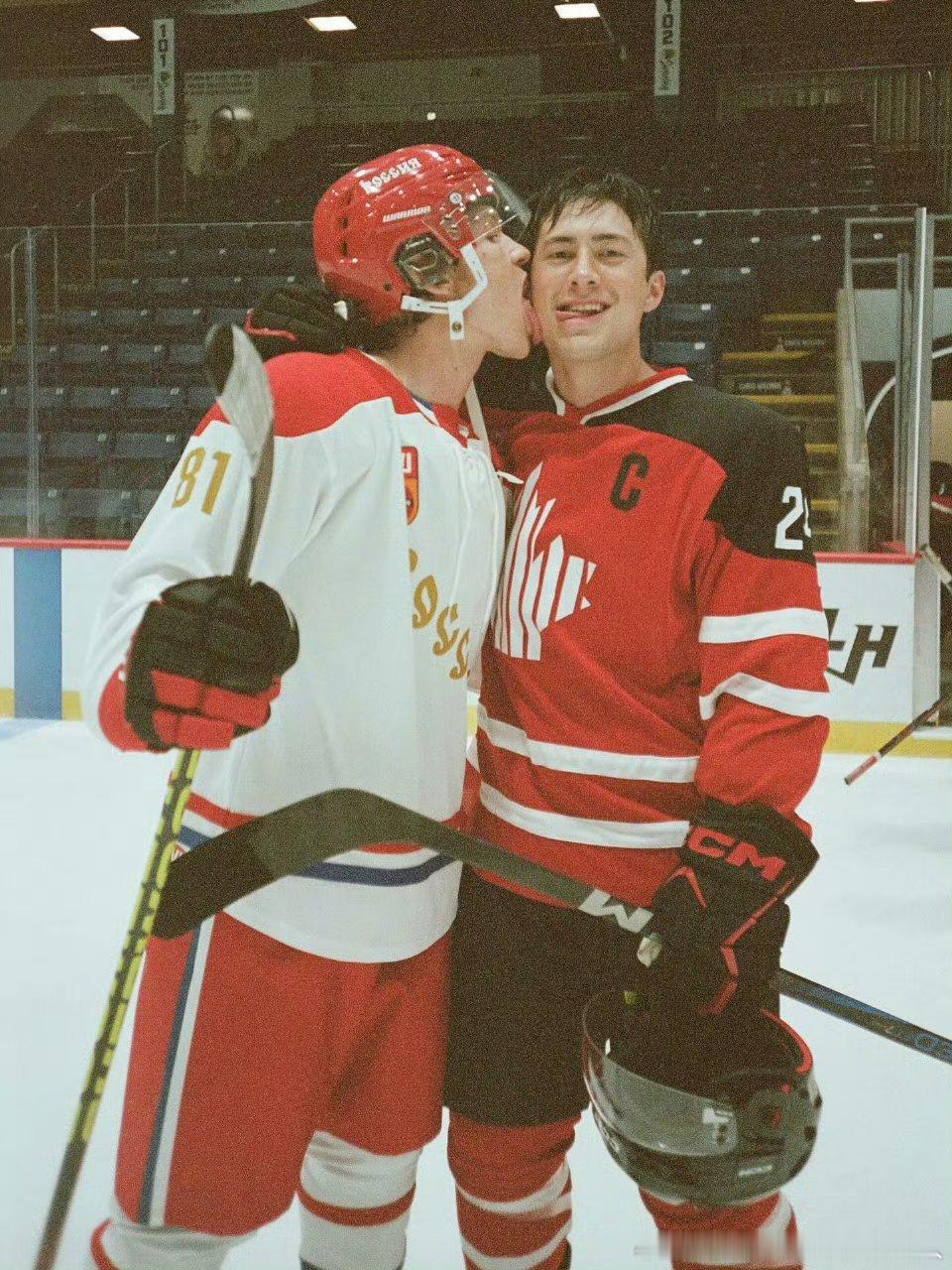 巅峰对决那两个演员戏里戏外都很会营业，一点都不扭捏，经纪人效率好高。12月同时签