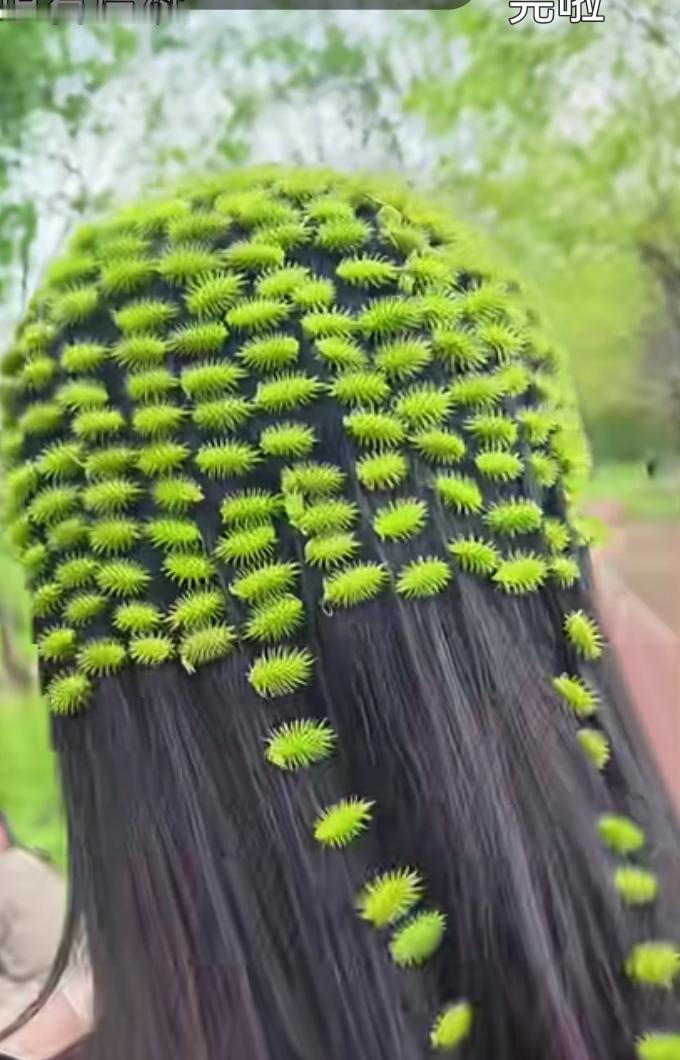 创意无处不在，小时候的噩梦啊，居然被这位美女做成了帽子戴，别说，还挺好看的呢。娃