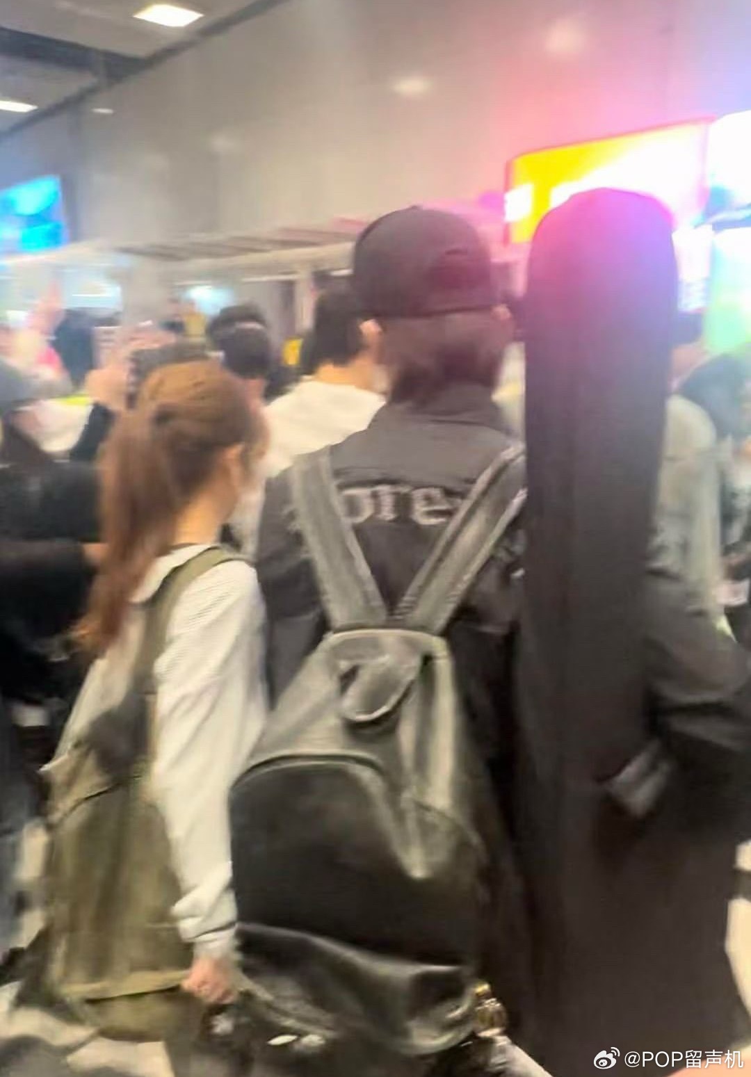 李灿荣旁边是工作人员还是粉丝啊 