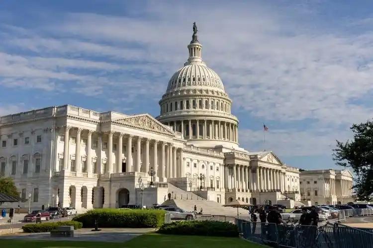 当地时间2026年10月13日，美国联邦通信委员会的新规正式生效，把设备审查范围