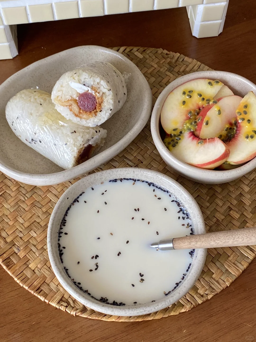 今日早餐｜油条肉松咸蛋黄饭团&豆浆🥣