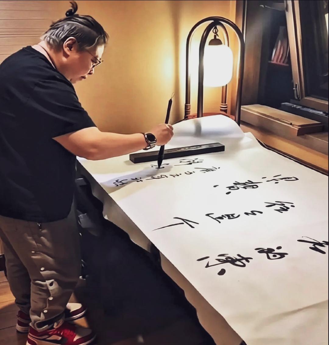没想到韩红老师不但歌唱的好，公益活动出色，书法也不错！你看她扎着朝天辫，安静下来