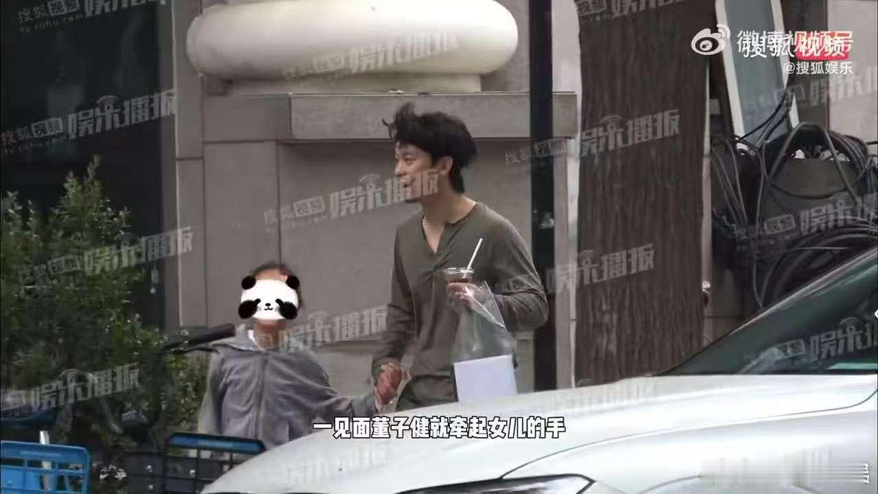 董子健流浪汉既视感董子健带女儿逛公园董子健带女儿逛公园，不错不错，[期待][期待