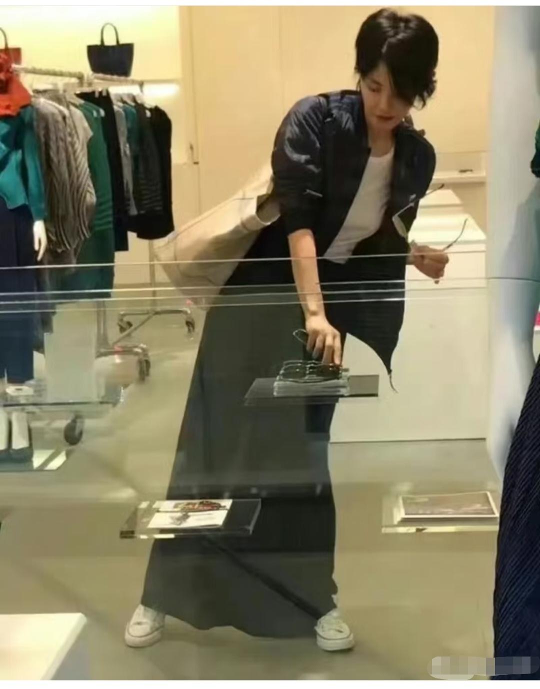 天啊，就连王菲都穿匡威的帆布鞋，这也太接地气了。