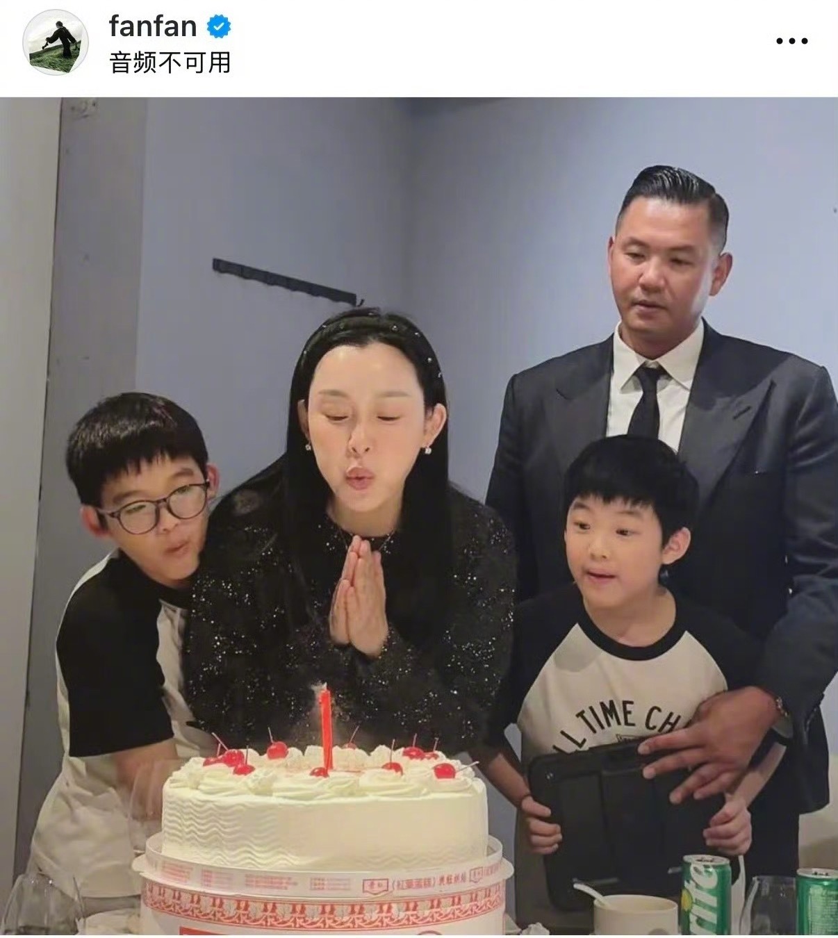 范玮琪双胞胎儿子正脸照时间也太快了吧！范玮琪都50岁了，晒出一家四口庆生照，双胞