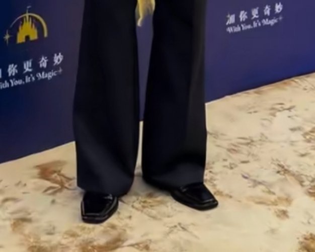 薄底鞋穿上，就另有一种性感 