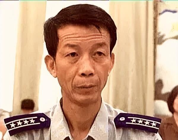 1996年，我国试飞员邹延龄出国交付飞机，当天晚宴上，一位外籍美女在他耳边轻声说