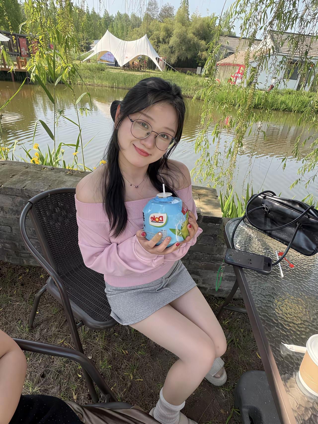 春日里的松弛感，被这组照片狠狠拿捏了🌿
 
不用奔赴远方，城市里的湖边营地，就