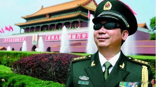 眼没了拿笔当枪，从英雄到盲人学士，44年他没停过

什么苦都吃过，但这次不一样。