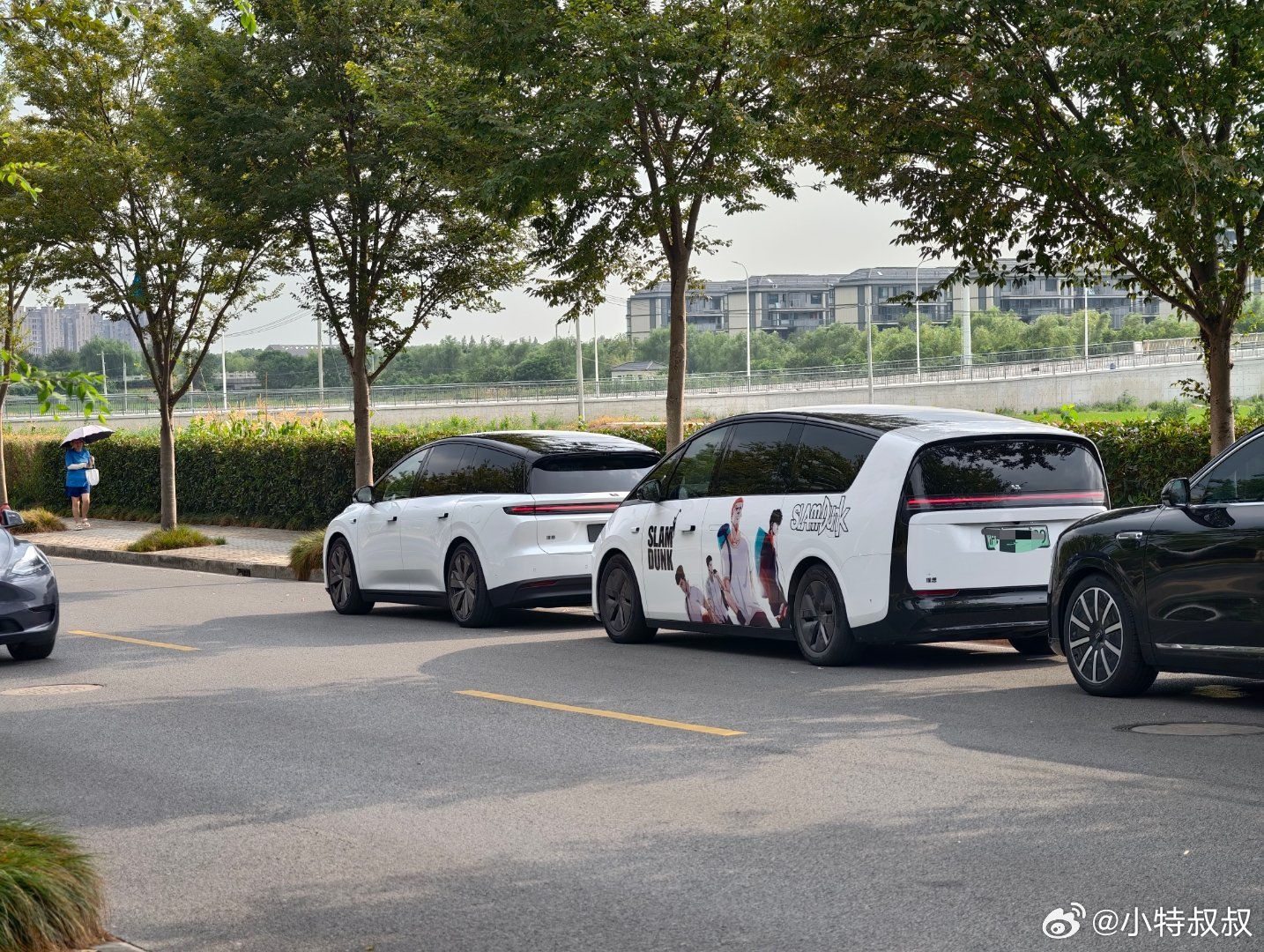 来接娃，偶遇一台 MEGA。i8 vs MEGA [嘻嘻]i8 什么时候最像 S