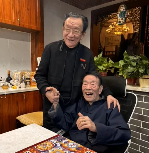 77岁的侯耀华，去看望93岁的杨少华。叔侄俩一见面，杨少华就哭了出来...