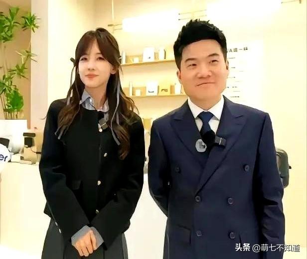 央视直播里主持人聊到育儿话题时王冰冰那句"这跟我没关系哈"引发全网猜测 这姑娘反