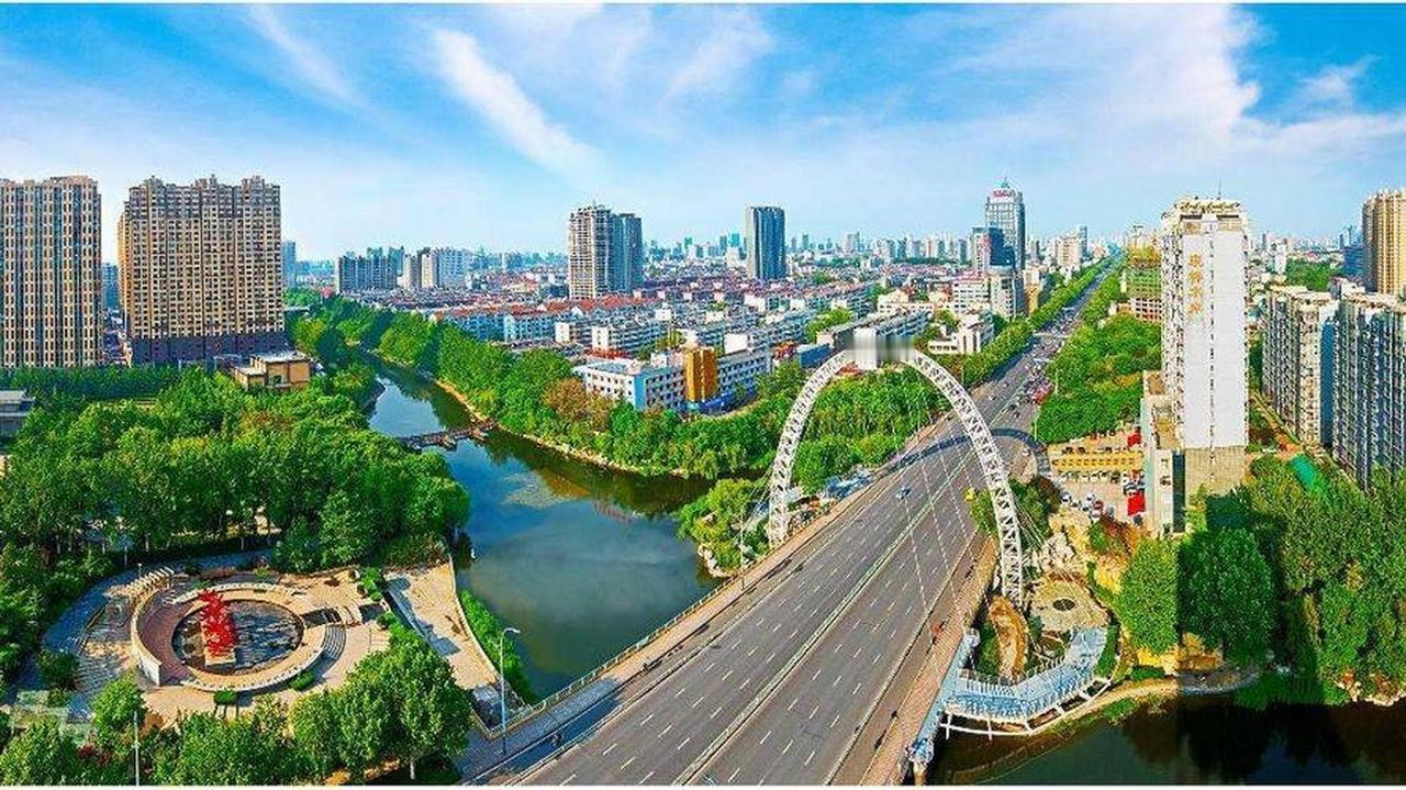 潍州路街道前身是院校街道，名称来源于辖区集中的多所大中专院校，是奎文中心城区区划