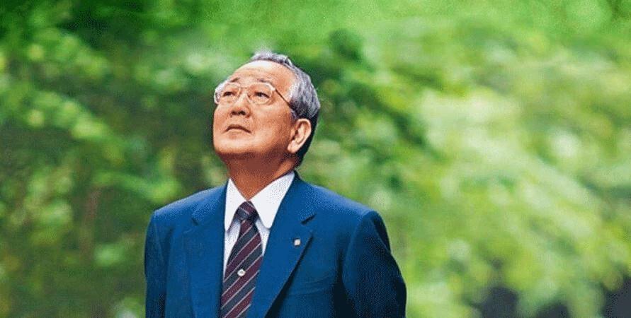 身家200亿的稻盛和夫，65岁查出胃癌，医生建议立刻手术。但他却说：“公司还有很