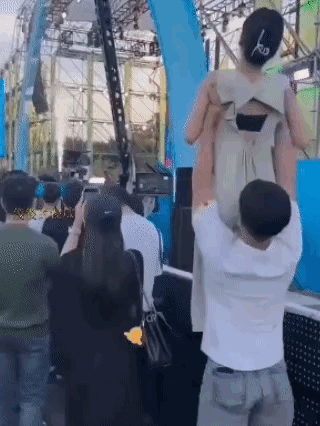 这多尴尬啊，把小伙子脸都崩得红温了