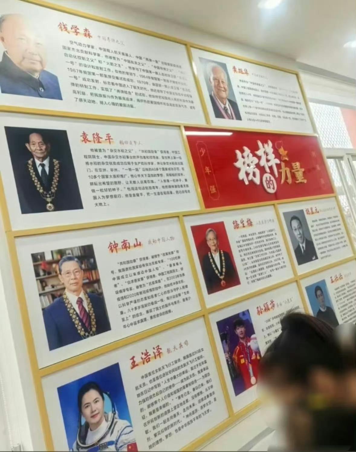 孙颖莎能够成为深入人心的全民偶像，耀眼的赛场成绩只是其中一环。
 
站在球台之上