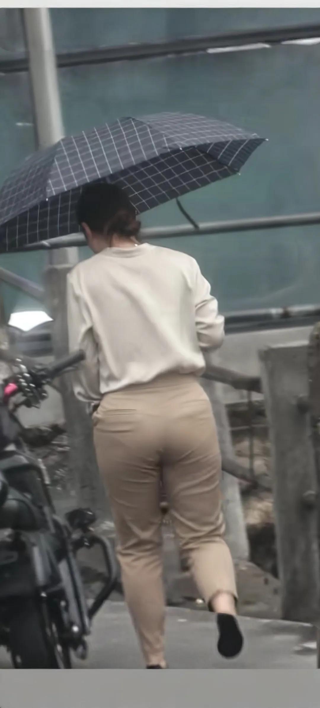 就因为不给她弟弟买车，我们吵了一架。下雨天，她直接就走了，头也不回，我叫了好几回