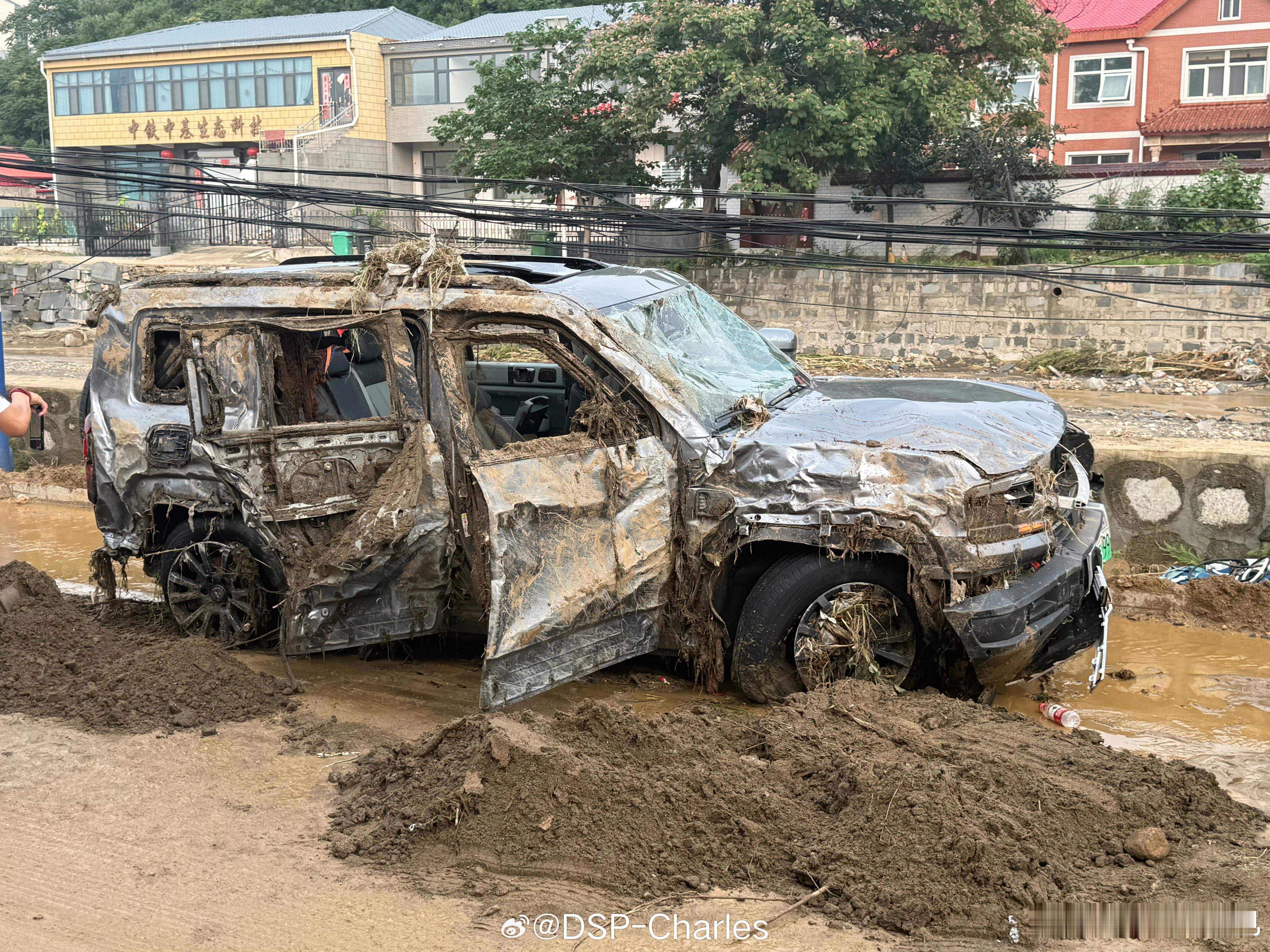 7月26日，一位方程豹豹5车主李先生携带拖车绳前往受灾地区义务救援，在救援途中突