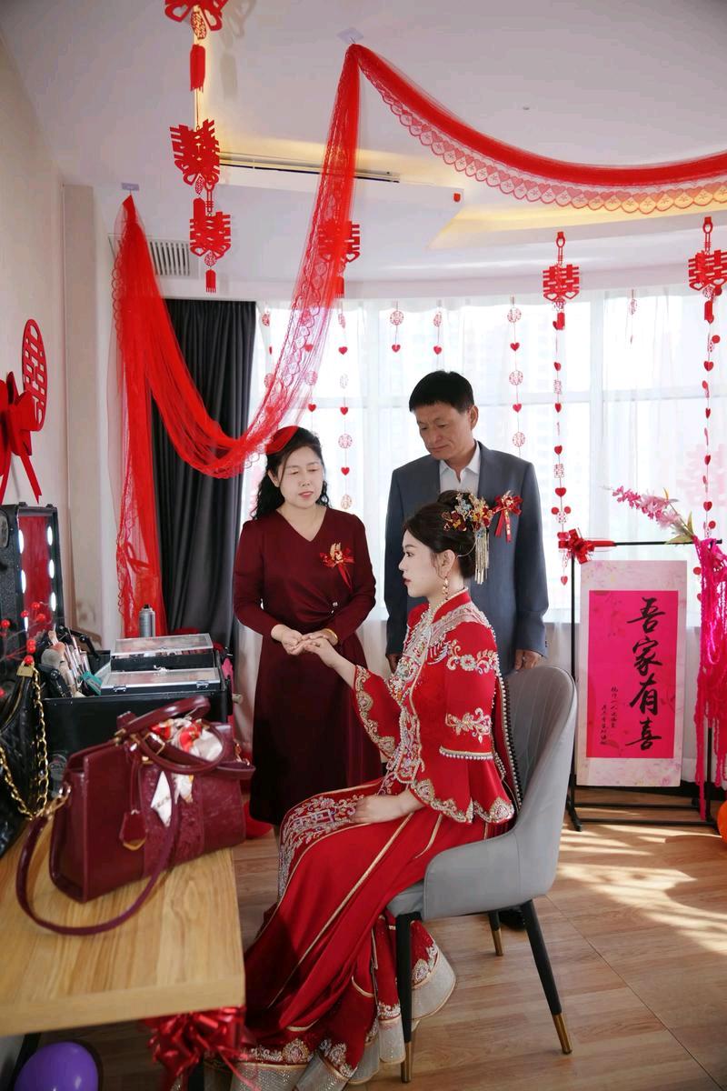 河北邯郸，一对新人结婚，在婚礼现场的合影环节时，新娘突然喊着说等一下，随后从台下