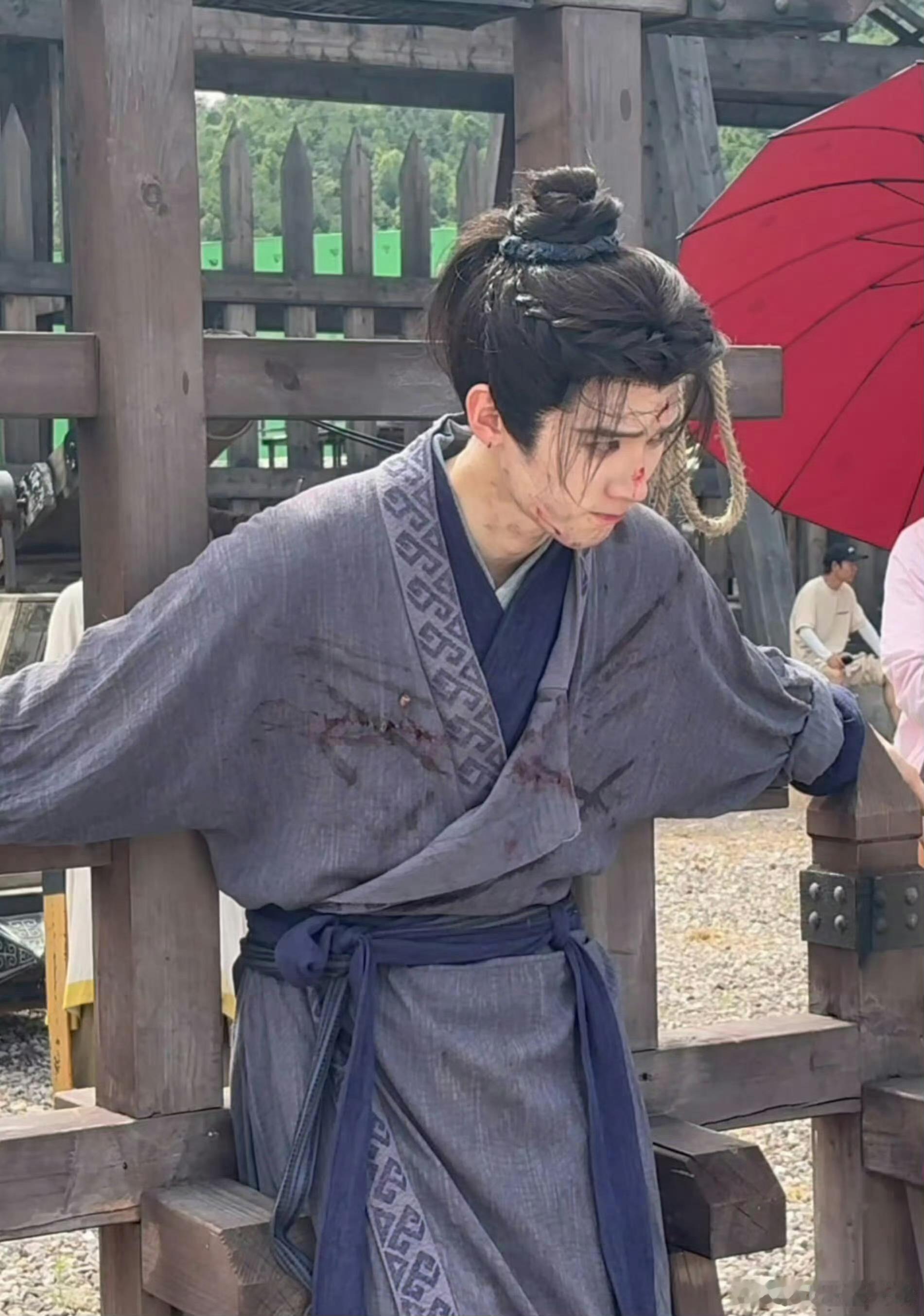 周翊然破万神图有了 作品热度突破万关，镜头捕捉下的模样格外动人。少年意气风发，穿