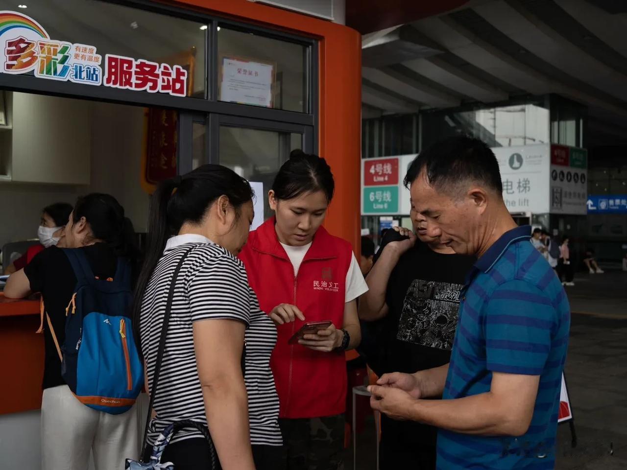 如果去过深圳你就知道，深圳北站的小马甲有多大能量。尤其是逢年过节的时候，身着各色