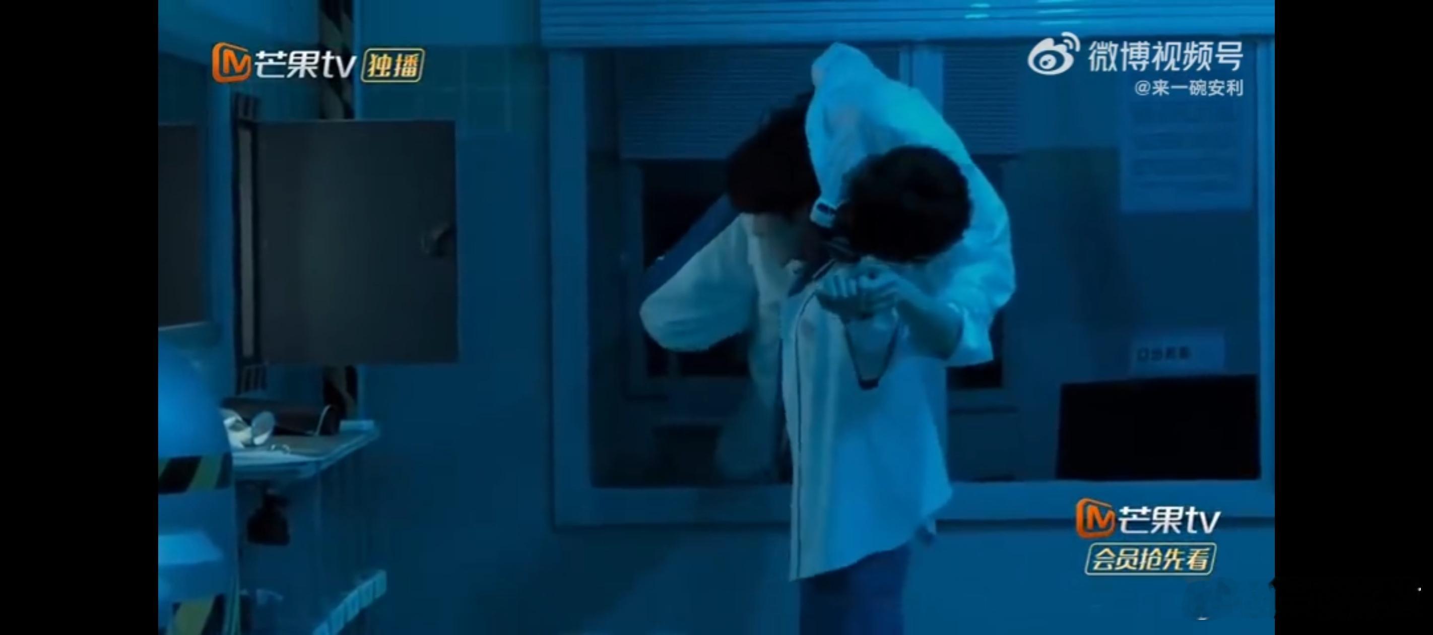 张真源单肩扛彭昱畅给真源点赞 ​​​