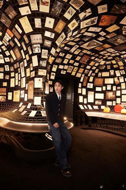 朱一龙造型致敬千钧一发 VogueWorld官宣释出！朱一龙黑大衣配科技光环，精