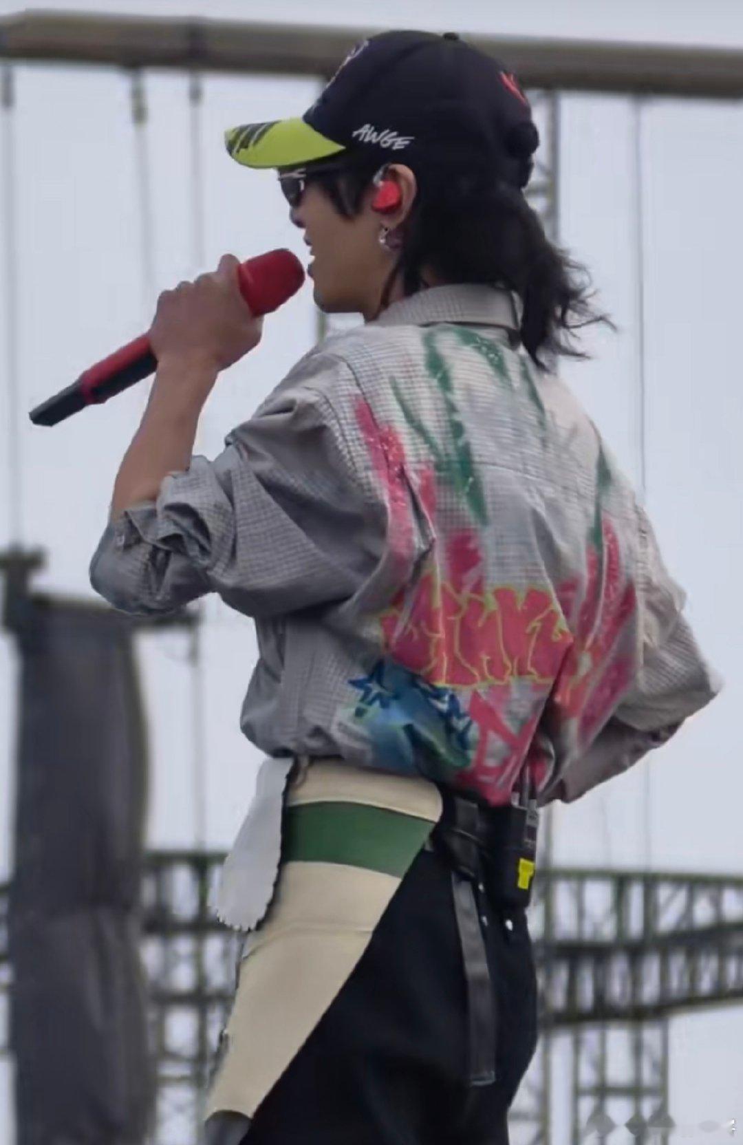 华晨宇成为何老师 理解何老师 笑不活了！华晨宇海口演唱会突然想起要交歌，对着火星