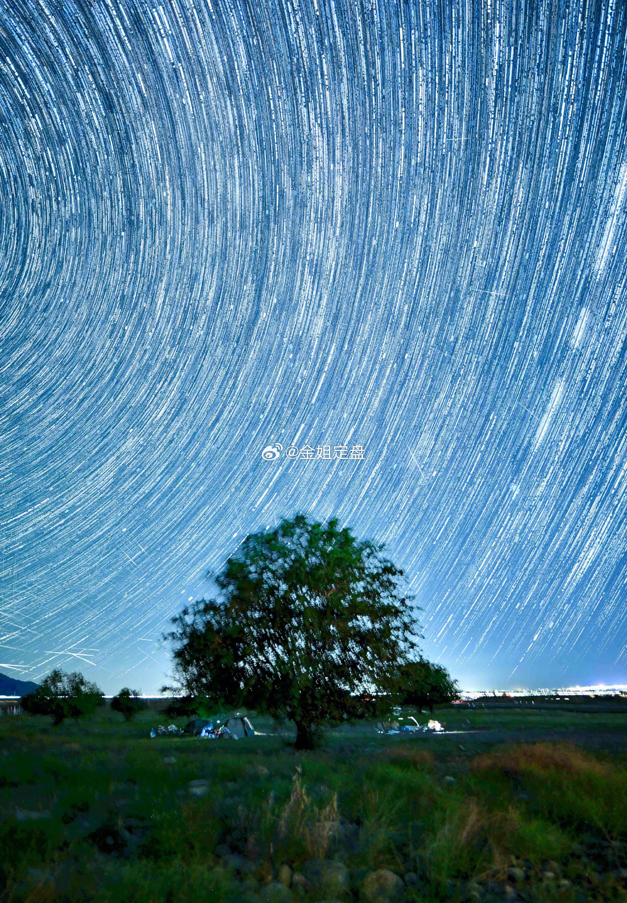 坐飞机遇到绝美流星有人说遇见流星要赶紧许愿。在万米高空许下心愿，仿佛离天际更近一